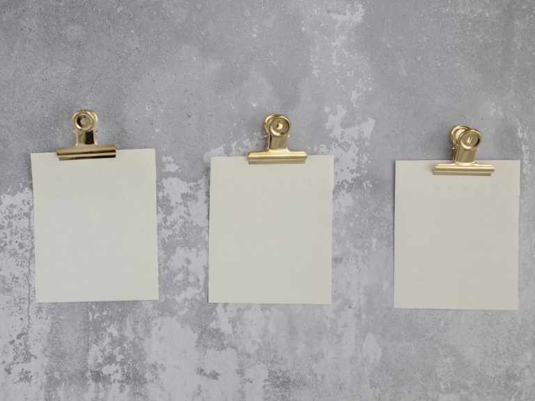 drei leere notizzettel
